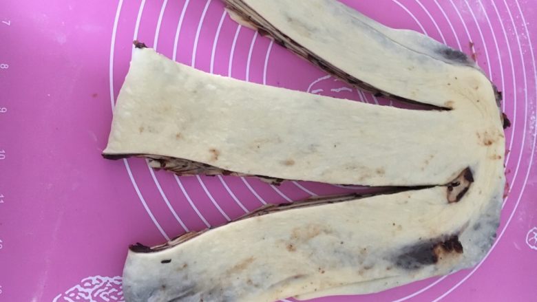 豆沙大理石吐司,分成三段,顶部相连