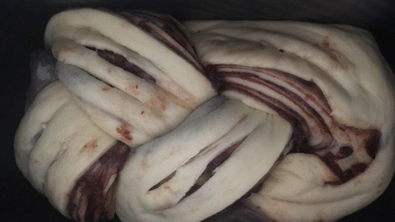 豆沙大理石吐司,整型放进吐司模具,在面皮上再割几刀,露出豆沙