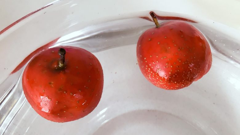 宝宝辅食:山楂胡萝卜果茶-强化宝宝视力,酸酸甜甜好开胃!10M+,把<a style='color:red;display:inline-block;' href='/shicai/ 599'>山楂</a>浸泡两小时,洗净。或者直接去皮哈,可以用削皮刀去皮。