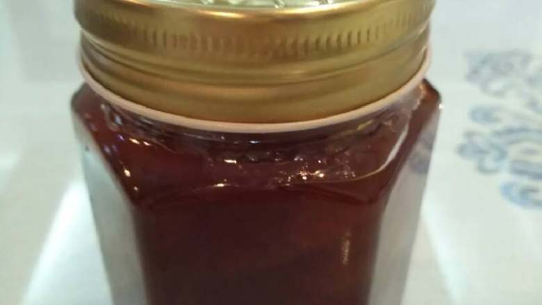 柠檬冰糖川贝膏,将蒸好的柠檬膏装入玻璃瓶中密封保存