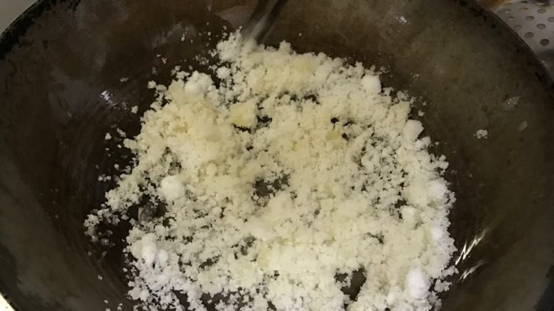 ~拔丝白薯~,炒糖色:锅内放两小勺底油中火翻炒糖色。要不停的翻炒。