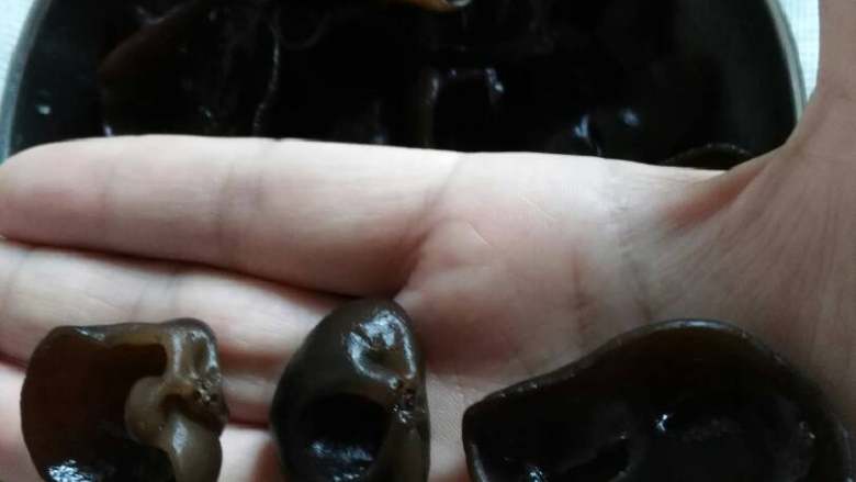 木耳炒鸡蛋,选择无根肉厚的木耳