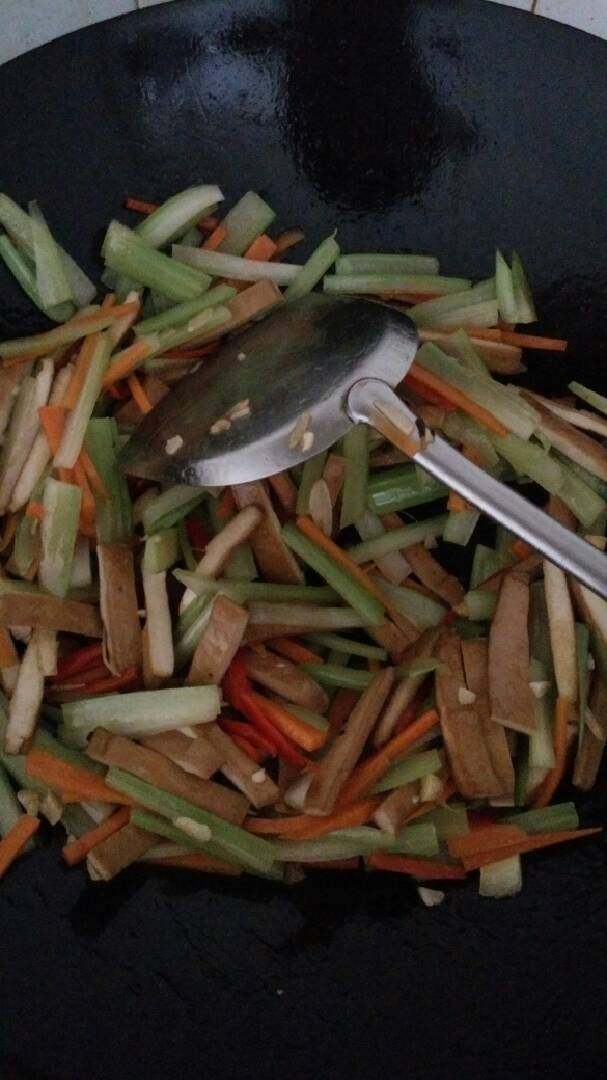 芹菜炒香干