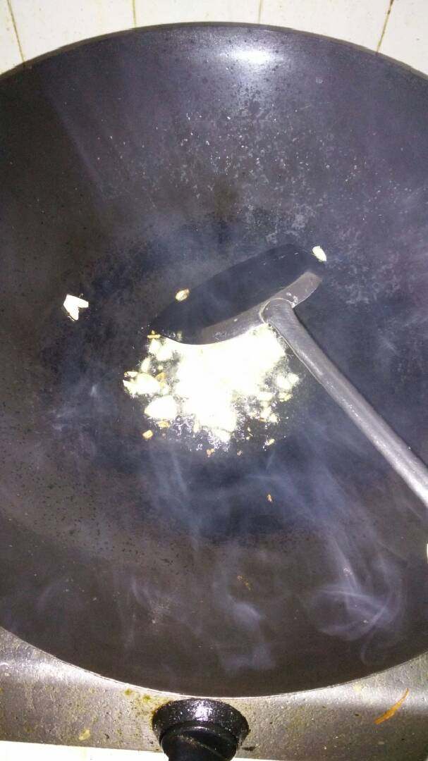 芹菜炒香干,热锅，放油，爆香葱蒜