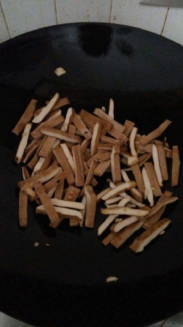 芹菜炒香干,放入<a style='color:red;display:inline-block;' href='/shicai/ 473'>香干</a>，翻炒