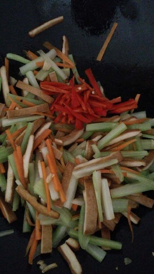 芹菜炒香干,放入芹菜，<a style='color:red;display:inline-block;' href='/shicai/ 25'>胡萝卜</a>，辣椒，翻炒