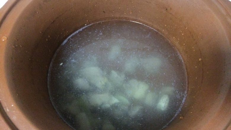 砂锅炖羊肉汤,羊肉焯水滤到血沫,剩下的清水有炖出来的羊肉汁我留下来了,加入一部分清水先紫砂锅炖两个小时。