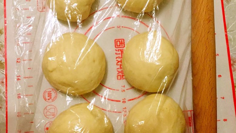椰蓉面包,罩上保鲜膜再醒发15分钟