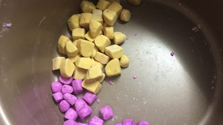 芋圆烧仙草,整合面团放置松弛,红薯面团,切成小块,撒粉防止粘连,再操作火龙果面团