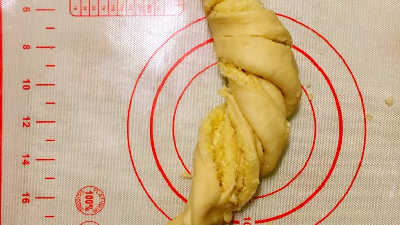 椰蓉面包,将面片旋转着扭几下,像扭麻花一样