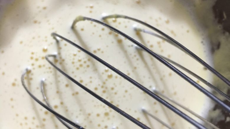 日式豆乳盒,豆浆一次一次的倒入,轻轻搅匀