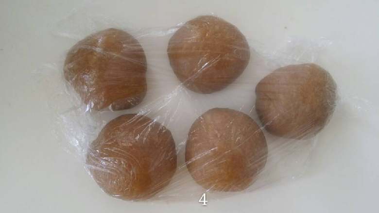 咖啡奶酪包,发酵到2.5倍大,分割成5个小球,滚圆松弛20分钟。