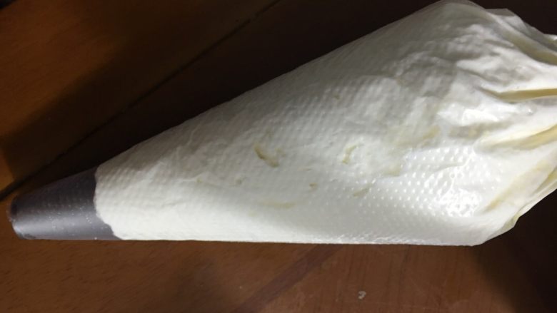 日式豆乳盒,也装裱花袋备用,我还用了圆形的花嘴