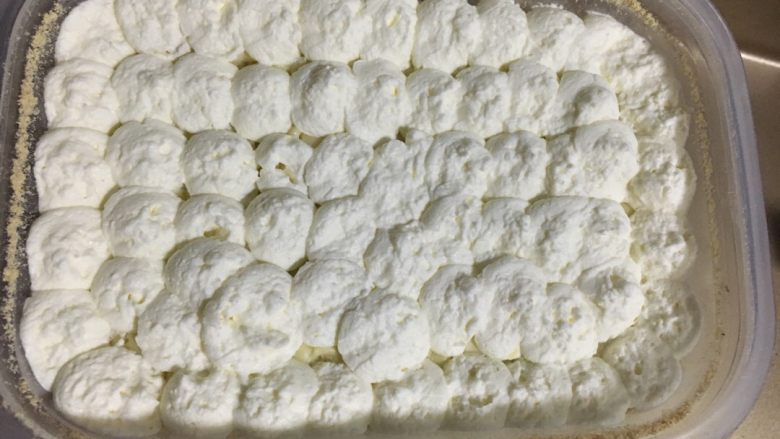 日式豆乳盒,再重复一遍即可,最后的一层奶油我是挤了一个个小圆点,比较可爱点