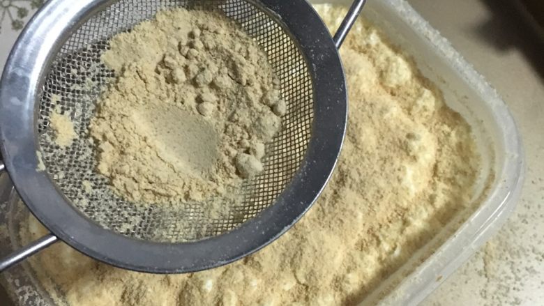 日式豆乳盒,最后再洒上一层薄薄的黄豆粉,洒豆粉的时候下面垫个烤盘,这样就不怕弄脏桌子了