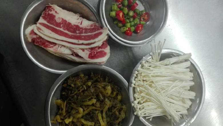酸汤肥牛,把所有料改好刀,金针菇酸菜沸水,调酸辣汤(二汤,黄灯笼椒,白醋,南瓜泥),把金针菇酸菜煮开倒入碗内,肥牛腌制沸水放面上,辣椒圈炒香呛在肥牛上即可。
