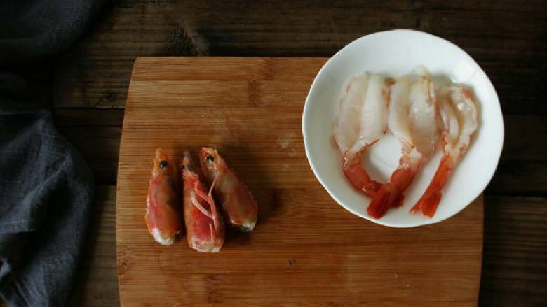 大虾牛油果咖喱炒饭,虾去虾头,虾线,开背