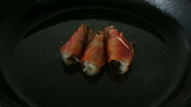 大虾牛油果咖喱炒饭,先熬虾油,炒锅放油,把虾头放进去煎至虾壳脆