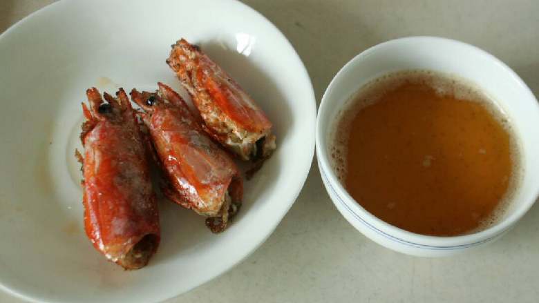 大虾牛油果咖喱炒饭,熬至香味浓,过滤网把虾油滤出备用