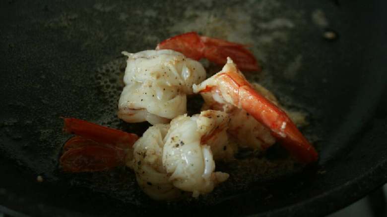 大虾牛油果咖喱炒饭,煎至虾肉变色,卷曲盛出备用