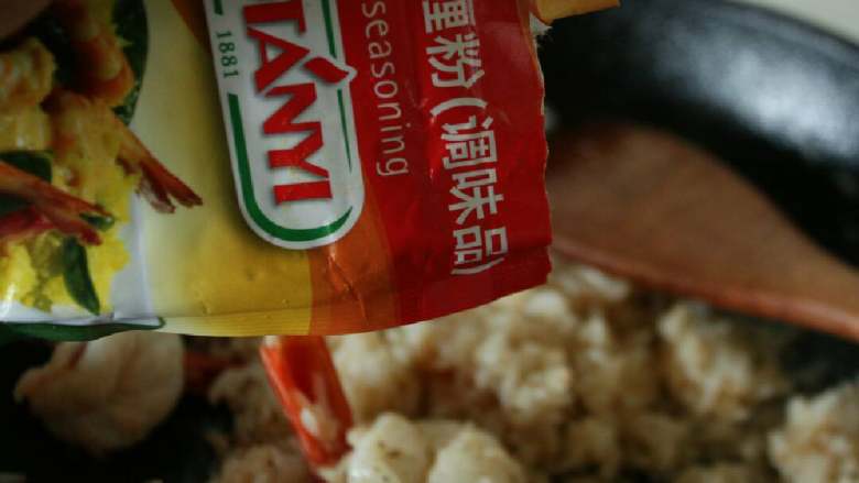 大虾牛油果咖喱炒饭,倒入<a style='color:red;display:inline-block;' href='/shicai/ 10666'>咖喱粉</a>,盐,现磨黑胡椒,翻炒均匀