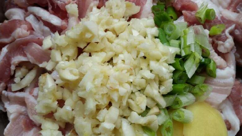 东北杀猪菜之二,<a style='color:red;display:inline-block;' href='/shicai/ 428'>五花肉</a>切片,葱姜蒜切碎