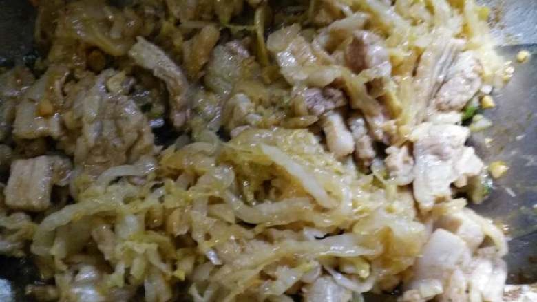 东北杀猪菜之二,肉炒熟,下酸菜,加酱油耗油翻炒