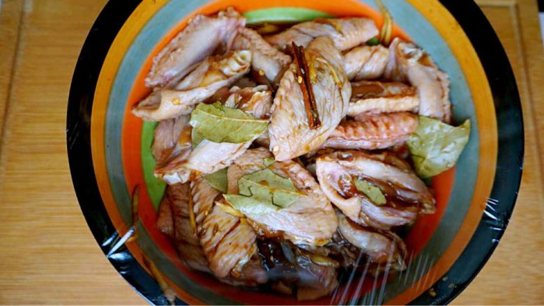 烤鸡翅,香叶，桂皮，八角，花椒，<a style='color:red;display:inline-block;' href='/shicai/ 718'>料酒</a>，蚝油，盐，姜蒜腌制<a style='color:red;display:inline-block;' href='/shicai/ 96'>鸡翅</a>两小时