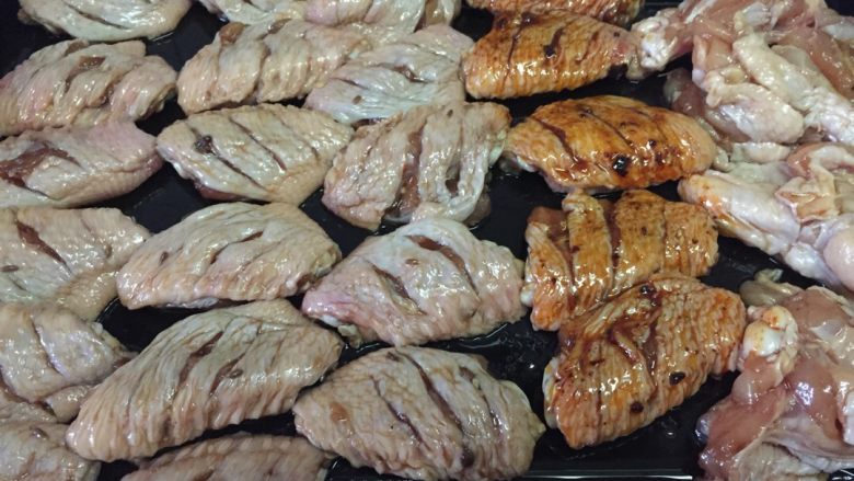 烤鸡翅,进烤箱，200度20分钟，取出，一排刷孜然粉，一排老干妈，一排蜂蜜，常常各种口味，再进烤箱10分钟