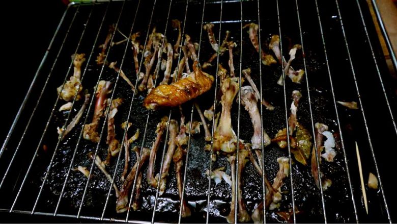 烤鸡翅,四个人的周末，干掉它