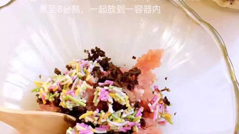 🐾【豇豆花环肉丸】,将食材放入容器里