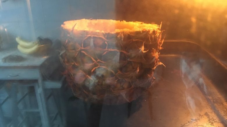 凤梨虾仁咖喱炒饭,烤箱不预热,把凤梨外壳180度烤10分钟,把水份稍微烤干,太湿影响炒饭的口感
