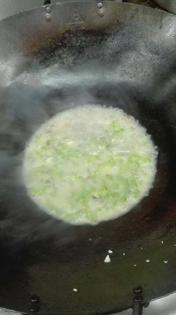虾干肉碎煮凉瓜,肉末虾干炒香下蒜蓉大地鱼粉蚝油,加浓汤调咸鲜味,放凉瓜煮一分钟淋香油即可出锅。