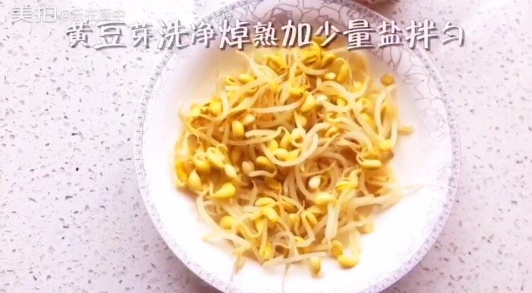 韩式拌饭,豆芽洗净煮熟加盐拌匀