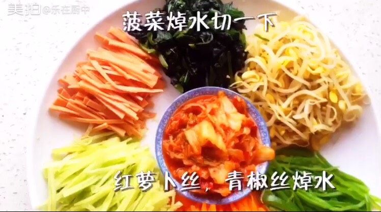 韩式拌饭,<a style='color:red;display:inline-block;' href='/shicai/ 117'>菠菜</a>焯水切一下，<a style='color:red;display:inline-block;' href='/shicai/ 2559'>红萝卜</a>切丝焯水，<a style='color:red;display:inline-block;' href='/shicai/ 61'>青椒</a>切丝焯水，<a style='color:red;display:inline-block;' href='/shicai/ 438'>火腿</a>切丝，<a style='color:red;display:inline-block;' href='/shicai/ 54'>黄瓜</a>切丝