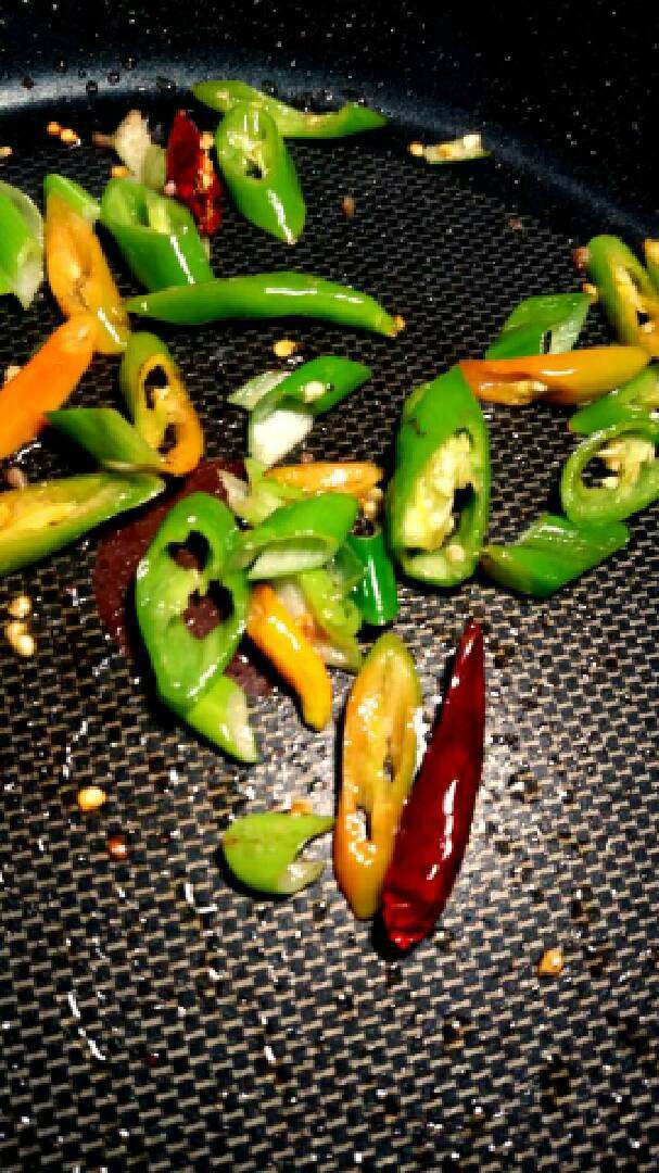 “肉炒苦瓜(家常)”绅士私房菜,爆香配料,大火炒出香味。