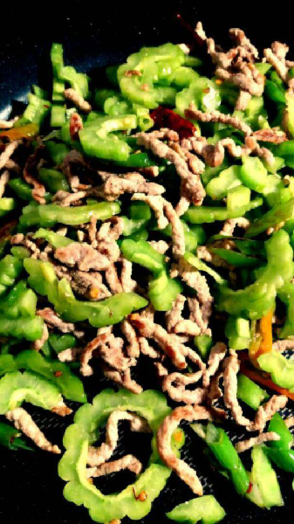 “肉炒苦瓜(家常)”绅士私房菜,最后加入少量盐和味精大火收汁即可。