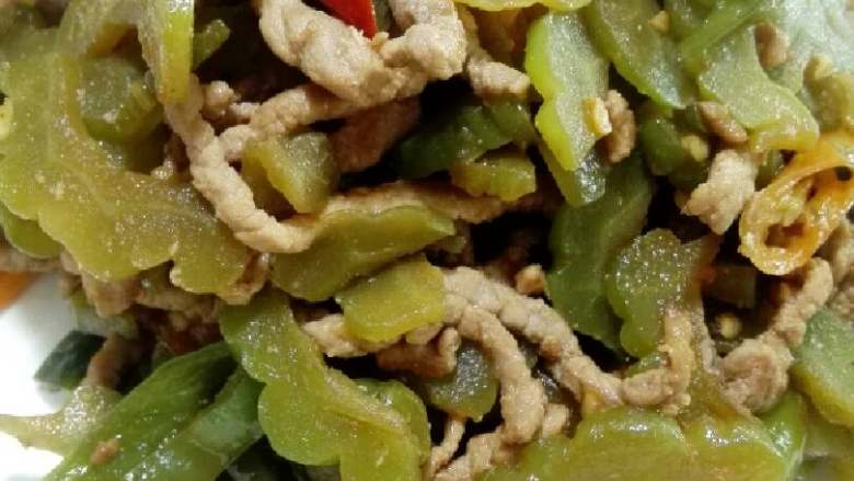 “肉炒苦瓜(家常)”绅士私房菜,出锅喽😊