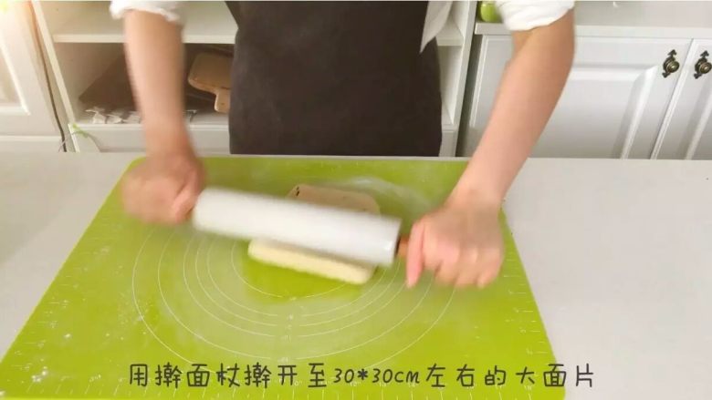 宝宝辅食：蔓越莓酸奶面包小方,用手按压平整，继续用擀面杖擀开至30*30cm左右的大面片。