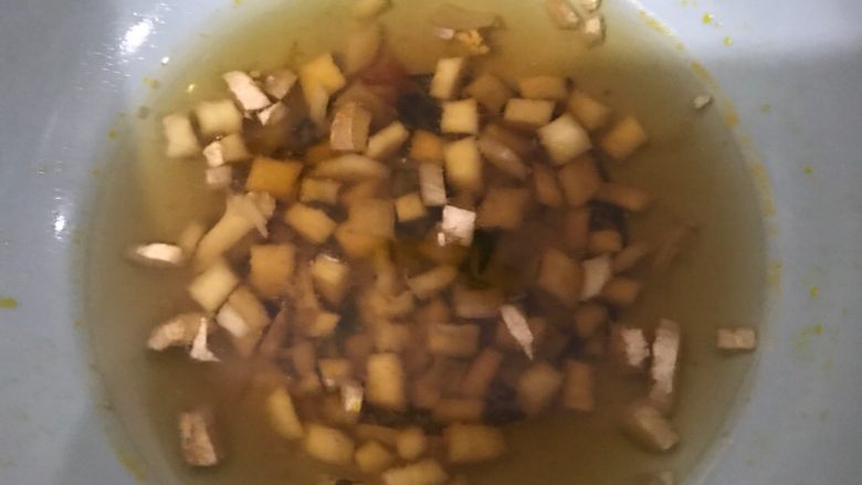 清蒸大闸蟹,用玫瑰醋加姜末,这样吃可以再吃蟹膏的时候解腻,还有就是蟹属于寒性,玫瑰醋和姜刚好与之抗衡