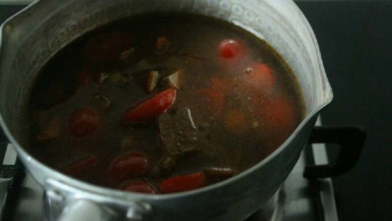 蕃茄牛肉浓汤,放入高汤,加牛肉粒,<a style='color:red;display:inline-block;' href='/shicai/ 25'>胡萝卜</a>粒,放些香草碎,没有也可以不放,海盐,大火煮开后小火炖半个小时左右,高汤要没过所有食材