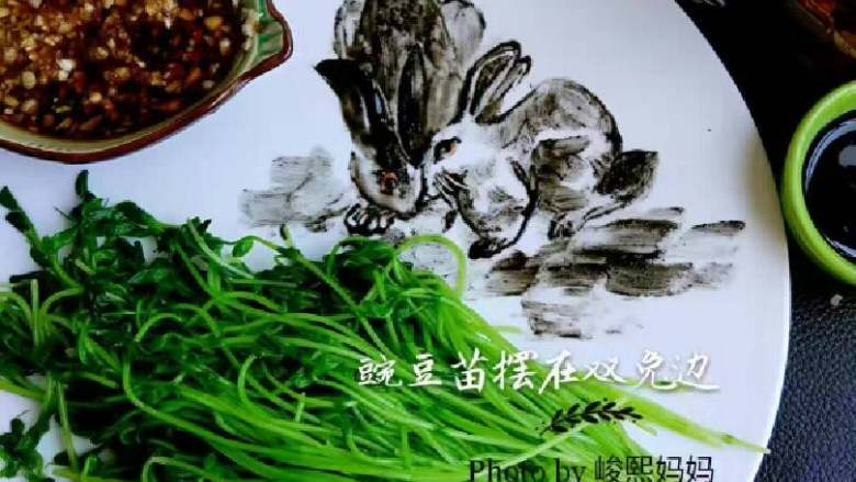 《双兔豌豆苗》凉拌小菜,豌豆苗摆在双兔旁边