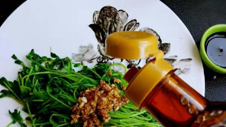 《双兔豌豆苗》凉拌小菜,摆盘,浇汁,滴两滴黑芝麻核桃油