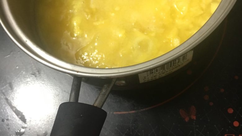 凤梨酱,小火慢慢熬煮,不时地搅拌一下防止粘锅