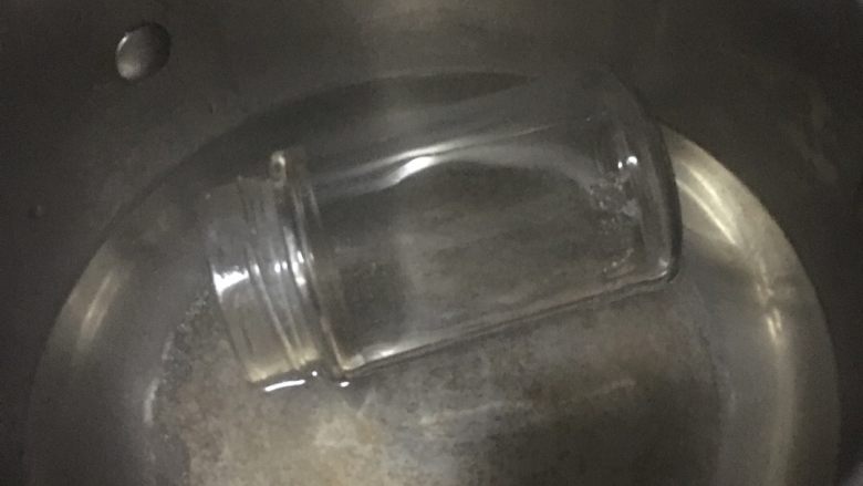凤梨酱,找个可以密封的玻璃瓶,放在水里煮开,消毒杀菌,确保酱的保存