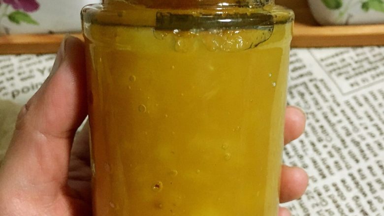 凤梨酱,装入凤梨酱,看看,好浓稠的一瓶呢