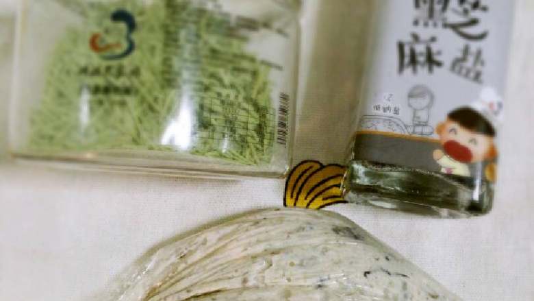 番茄虾面,倒入裱花袋里最好，没有裱花袋我倒入了食品袋，底端剪小口