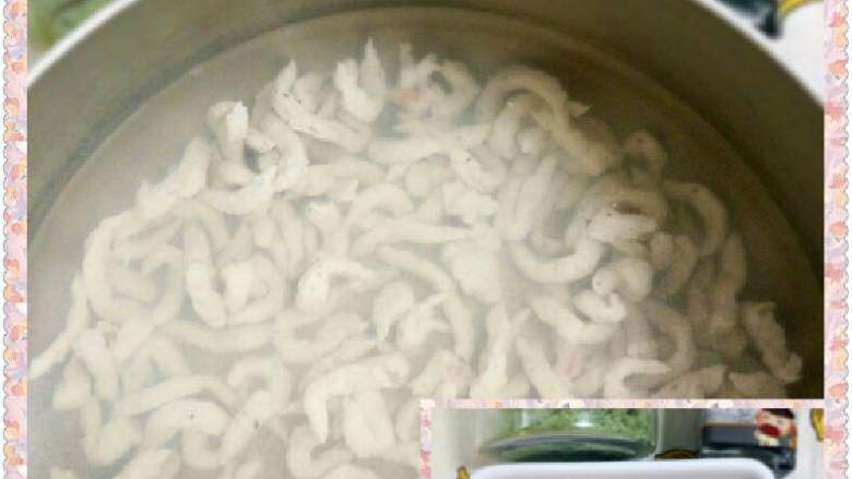 番茄虾面,先把锅内把水烧开后，关火。裱花袋里的虾泥用力全部慢慢挤压在锅内后，然后在开小火煮，等全部漂浮起来即可。千万不能让火烧的大开，要不然虾泥会散开。盛在温水碗里备用。