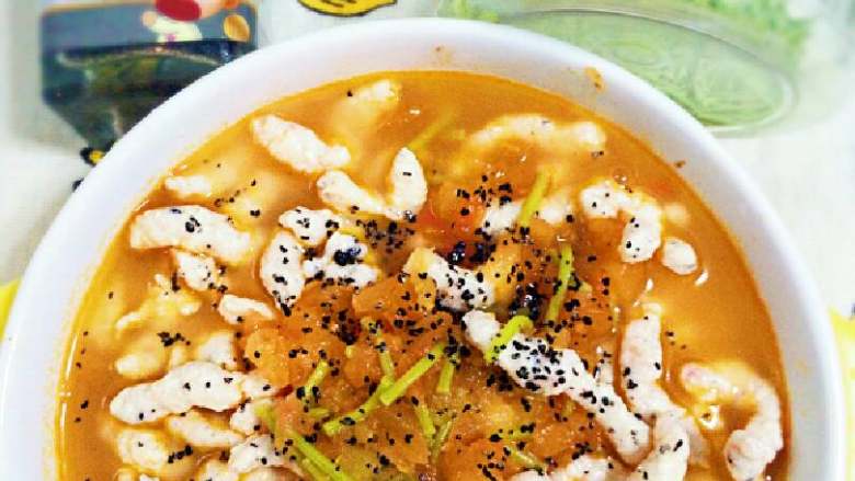 番茄虾面,酱汁做好后盛入碗里，然后倒入虾泥面，撒入低钠黑芝麻盐调味