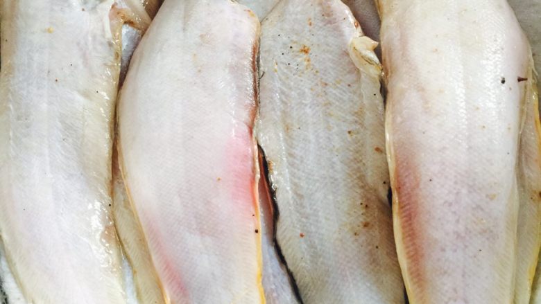 干炸海鱼🐟(王氏私房菜),把鱼洗净、把鱼头去掉、加适量盐、料酒和花椒粉腌制30分钟